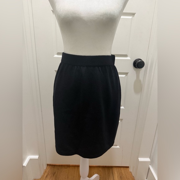 St. John Basics. Classic Santana Knit Skirt. Black. Size 2. - Picture 3 of 10
